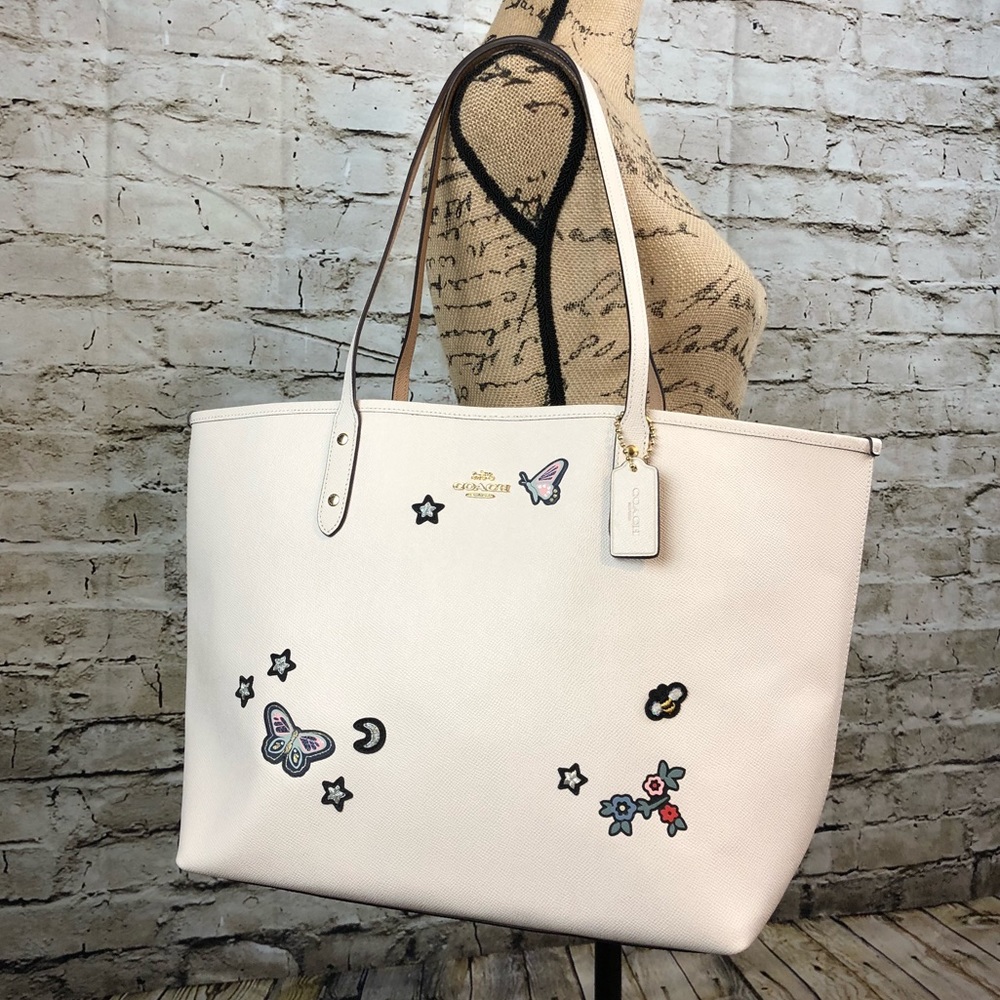 COACH • CITY TOTE WITH SOUVENIR EMBROIDERY - Picture 3 of 8